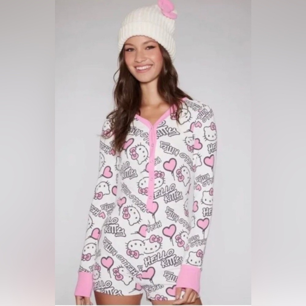 NWOT Hello Kitty Pajama Romper Heart Adult Medium Forever 21 NWT 2023